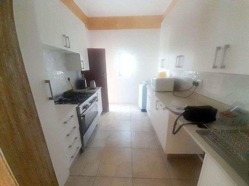 Magnificent 7-Bedroom Tuscan Double-Storey Home in Savanna Hills Estate, Sagewood, Midrand - Photo 10