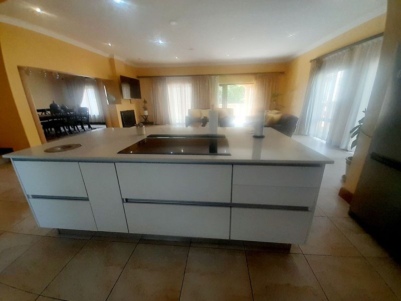 Magnificent 7-Bedroom Tuscan Double-Storey Home in Savanna Hills Estate, Sagewood, Midrand - Photo 9