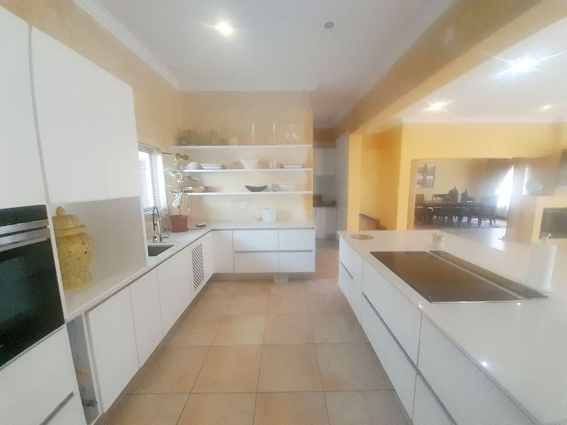 Magnificent 7-Bedroom Tuscan Double-Storey Home in Savanna Hills Estate, Sagewood, Midrand - Photo 8