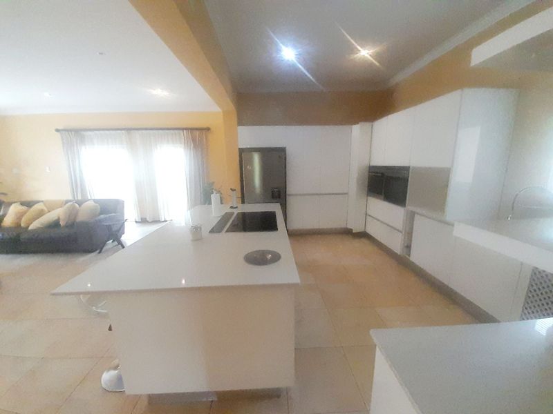 Magnificent 7-Bedroom Tuscan Double-Storey Home in Savanna Hills Estate, Sagewood, Midrand - Photo 6