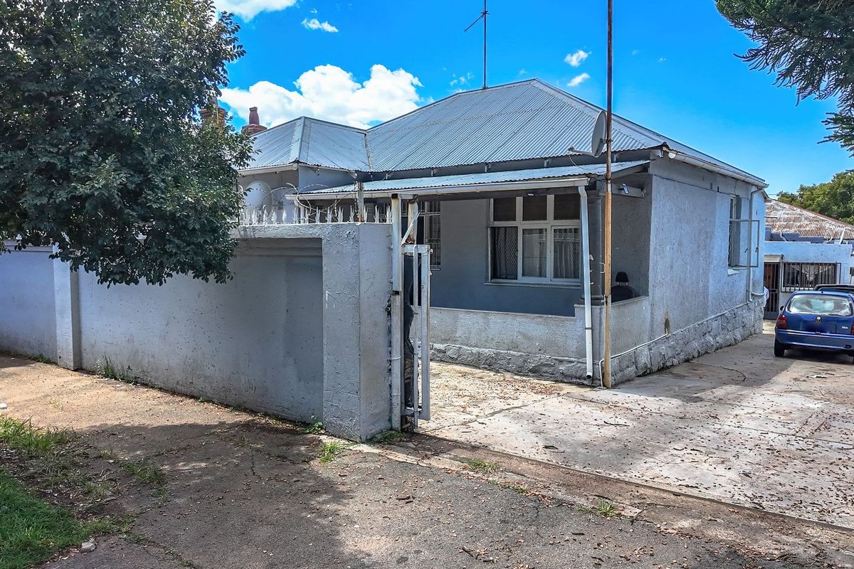 Lovely family home with 3 Income producing Bachelor Flats, on a busy road.  - Photo 5