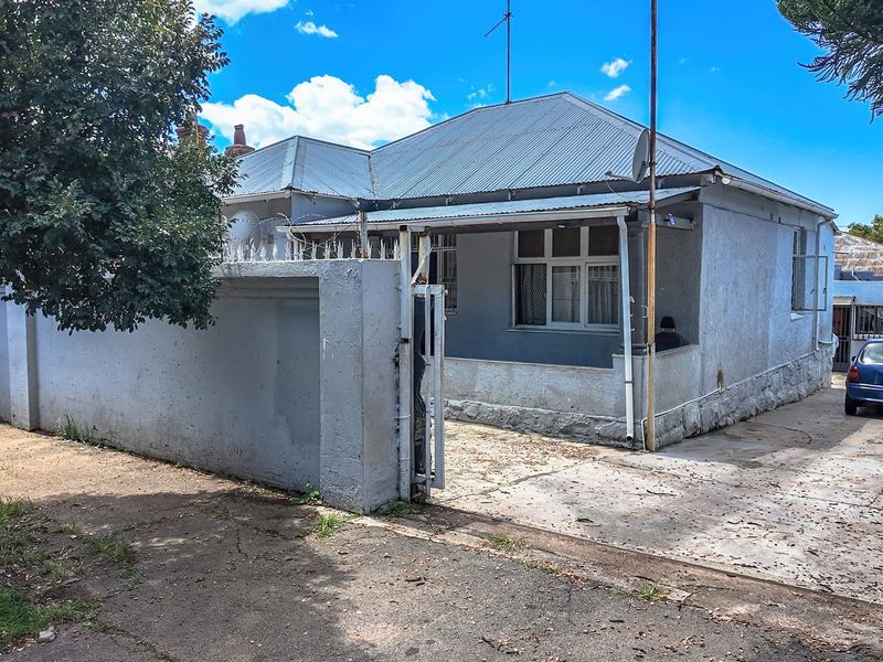 Lovely family home with 3 Income producing Bachelor Flats, on a busy road.  - Photo 5