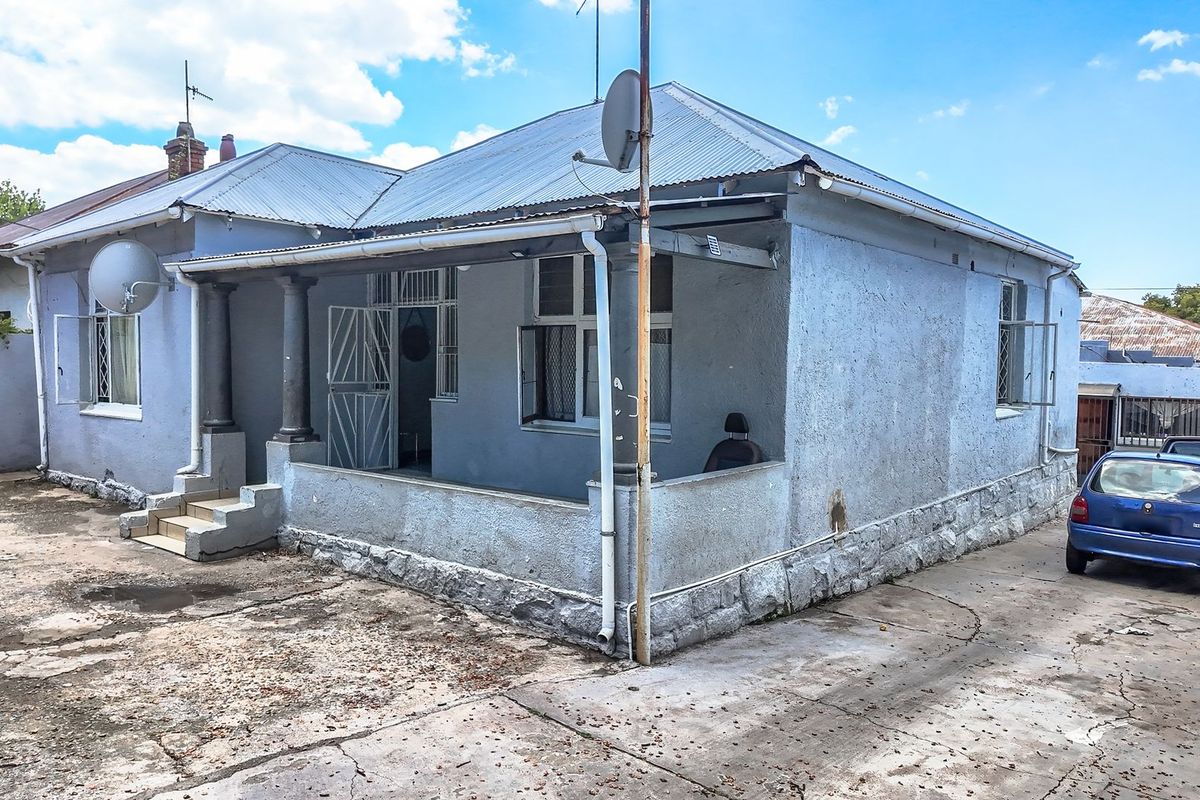 Lovely family home with 3 Income producing Bachelor Flats, on a busy road.  - Photo 3