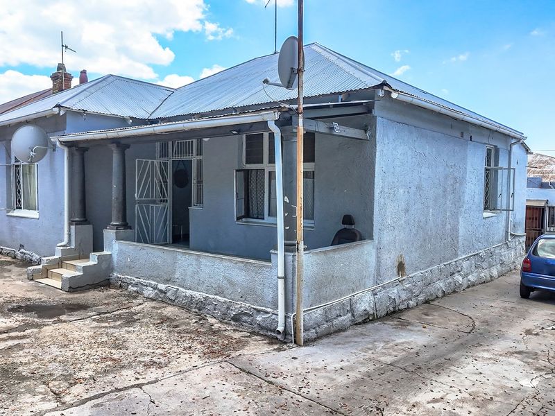 Lovely family home with 3 Income producing Bachelor Flats, on a busy road.  - Photo 3