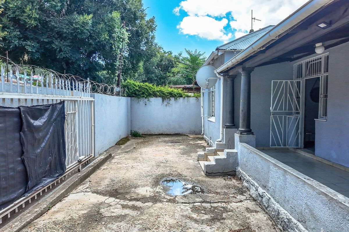 Lovely family home with 3 Income producing Bachelor Flats, on a busy road.  - Photo 4