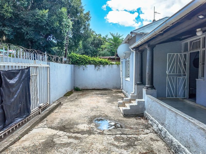 Lovely family home with 3 Income producing Bachelor Flats, on a busy road.  - Photo 4