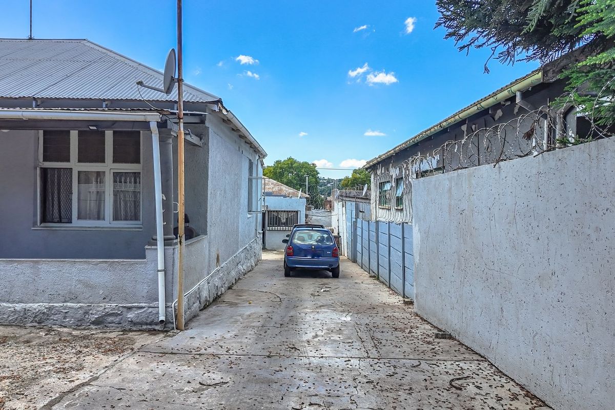 Lovely family home with 3 Income producing Bachelor Flats, on a busy road.  - Photo 2