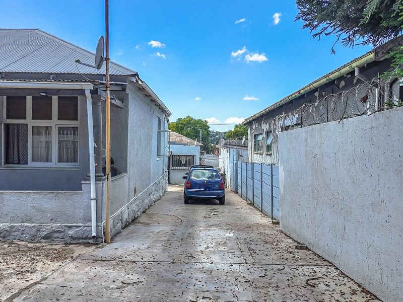 Lovely family home with 3 Income producing Bachelor Flats, on a busy road.  - Photo 2