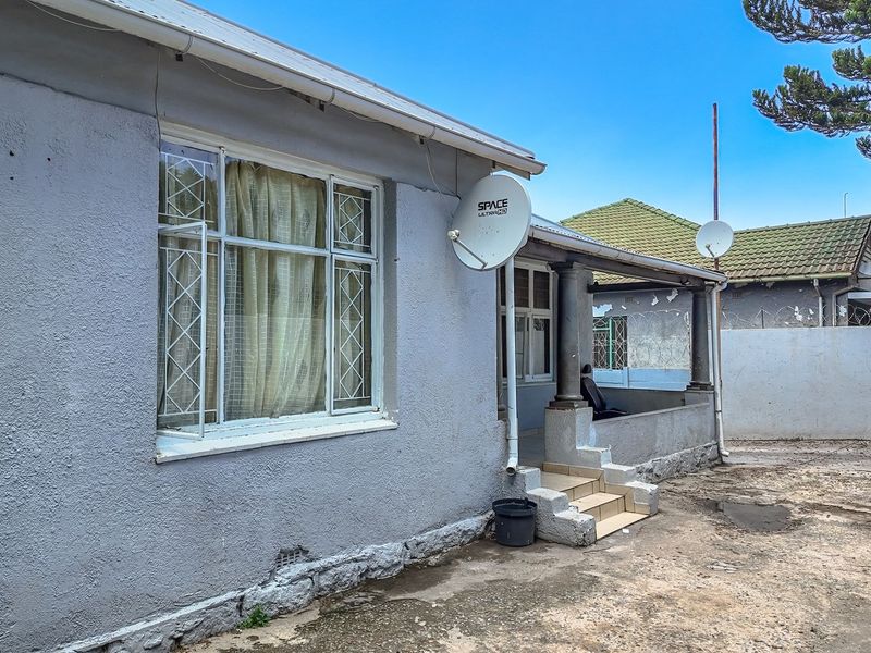 Lovely family home with 3 Income producing Bachelor Flats, on a busy road.  - Photo 10