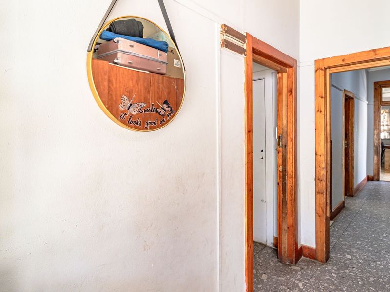 Lovely family home with 3 Income producing Bachelor Flats, on a busy road.  - Photo 9