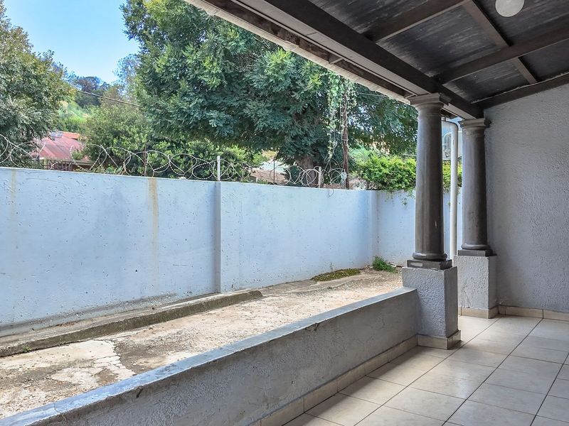 Lovely family home with 3 Income producing Bachelor Flats, on a busy road.  - Photo 8