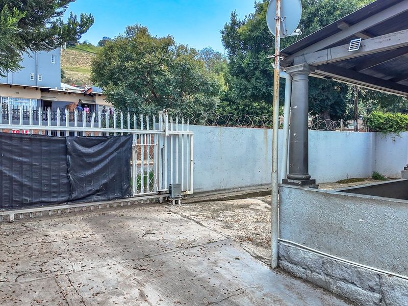 Lovely family home with 3 Income producing Bachelor Flats, on a busy road.  - Photo 7