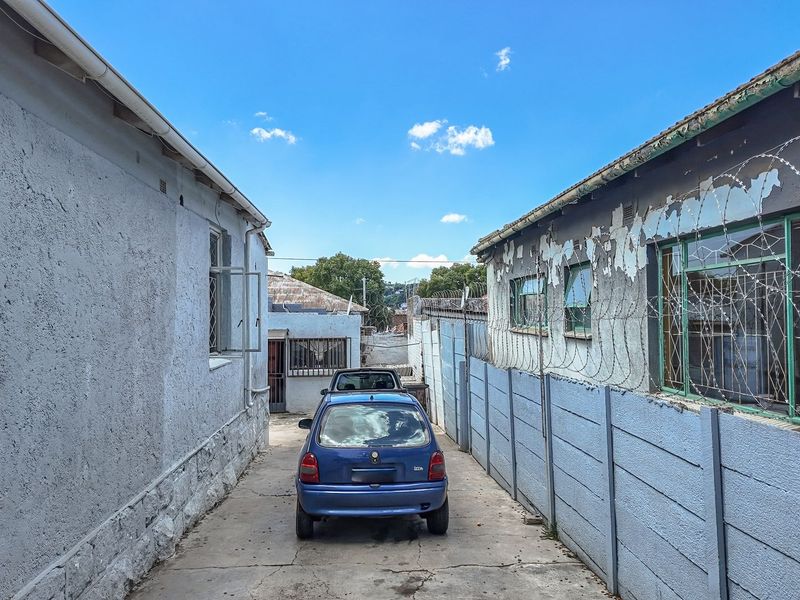 Lovely family home with 3 Income producing Bachelor Flats, on a busy road.  - Photo 6