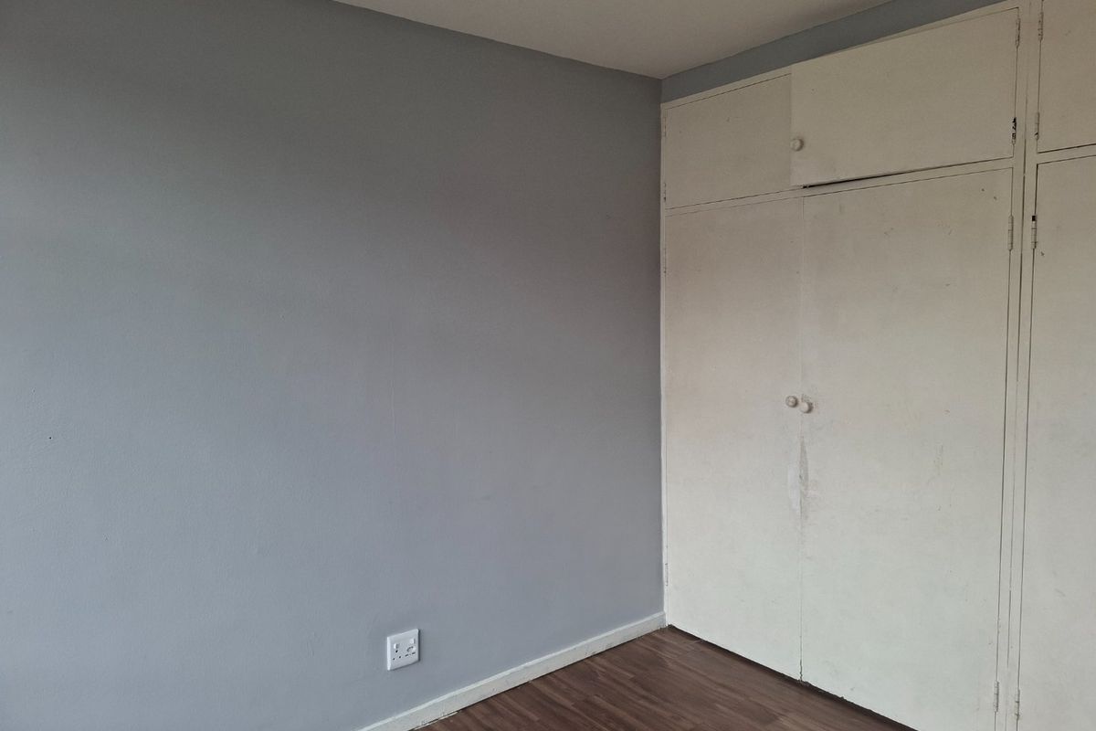 spacious 2 bedroom unit - Photo 5