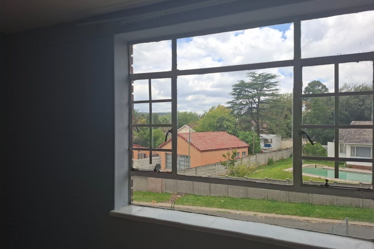 spacious 2 bedroom unit - Photo 3