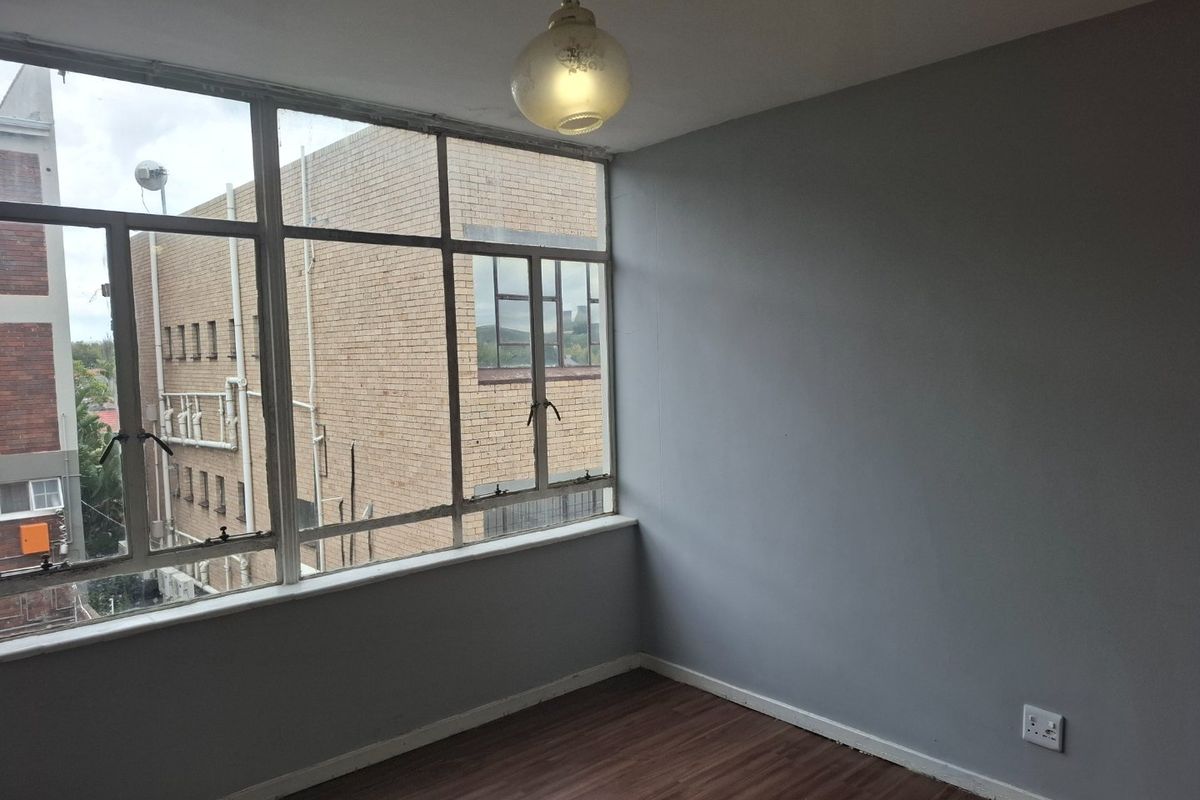 spacious 2 bedroom unit - Photo 4