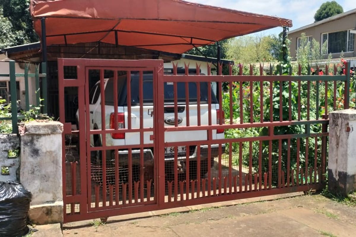 Solid family home with flat - Photo 2