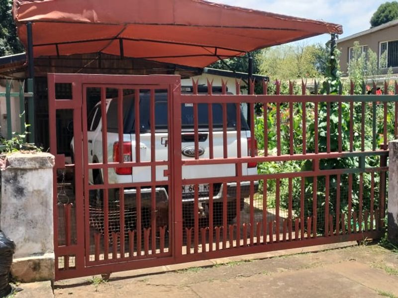 Solid family home with flat - Photo 2