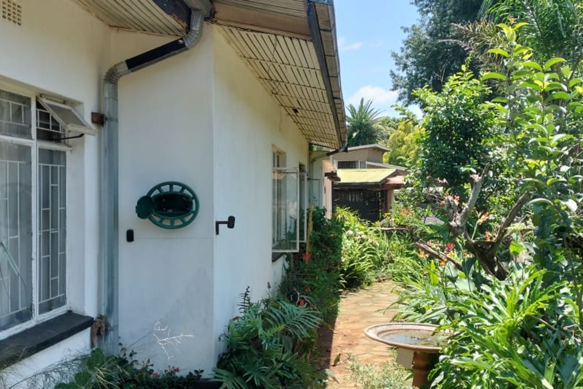 Solid family home with flat - Photo 3