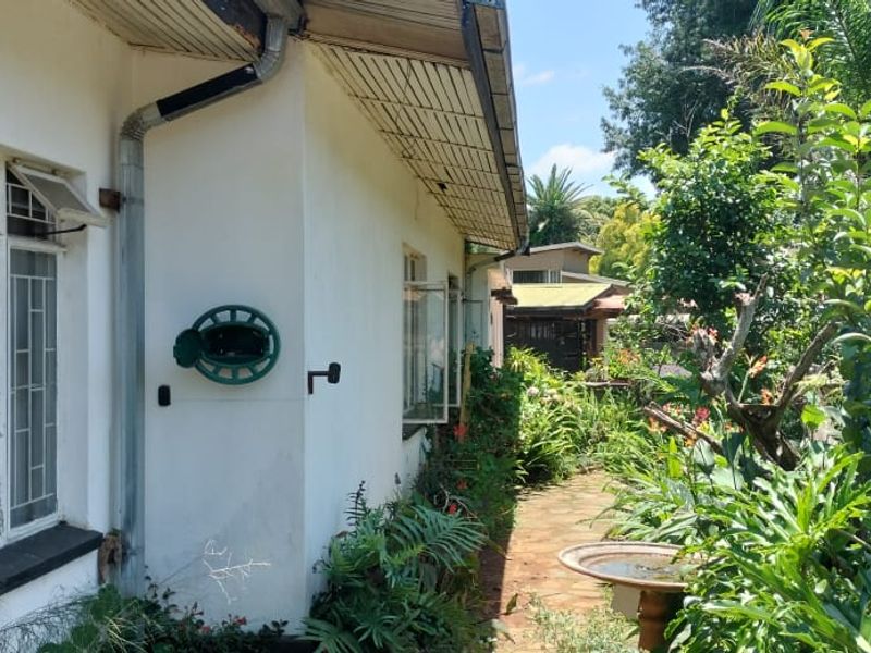 Solid family home with flat - Photo 3