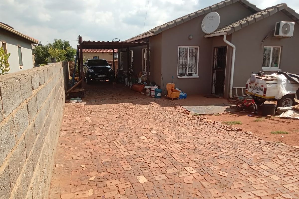Affordable  3 bedroom 2 bathroom house for sale in Sky City . - Photo 3