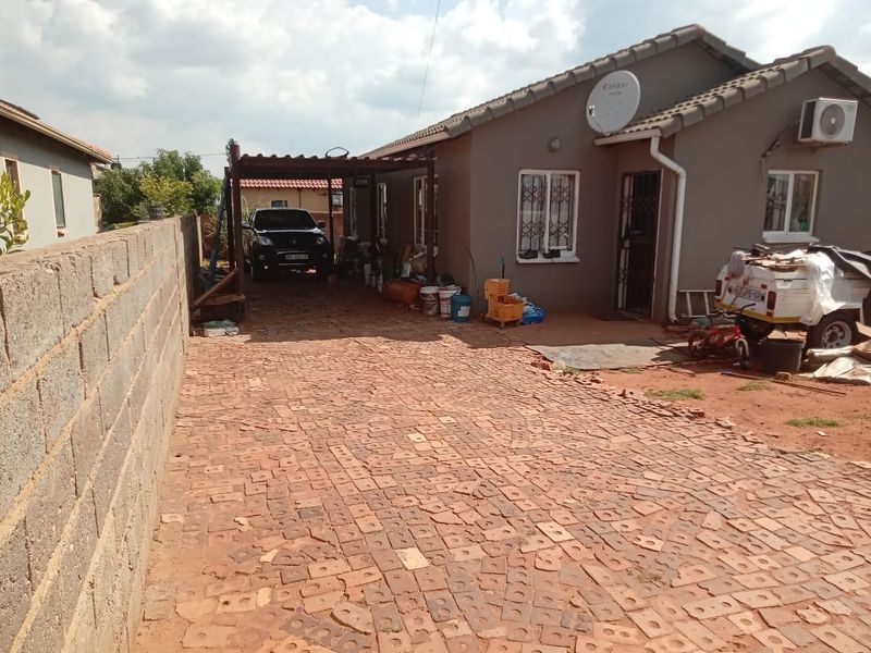 Affordable  3 bedroom 2 bathroom house for sale in Sky City . - Photo 3