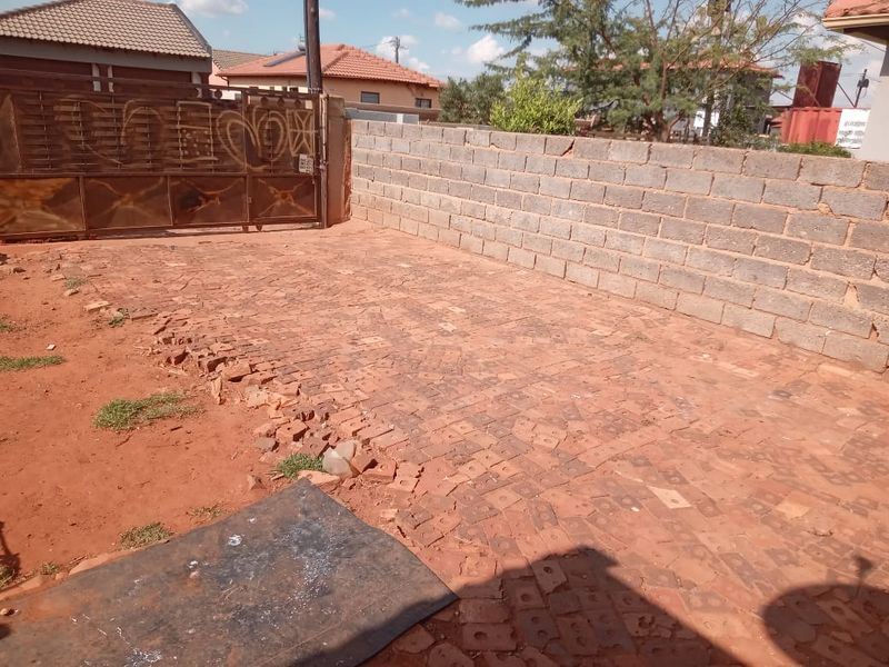 Affordable  3 bedroom 2 bathroom house for sale in Sky City . - Photo 4