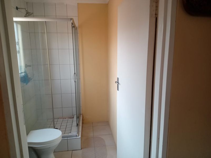 Affordable  3 bedroom 2 bathroom house for sale in Sky City . - Photo 5
