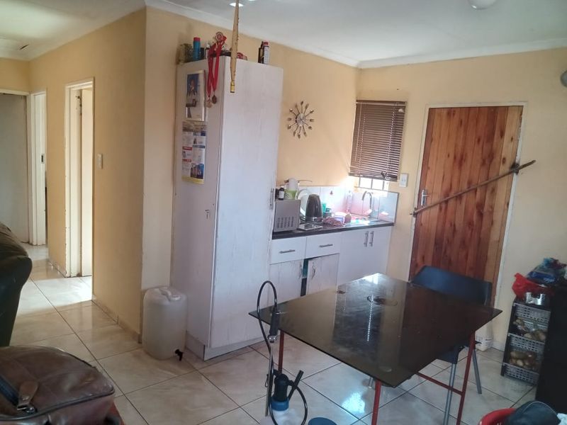 Affordable  3 bedroom 2 bathroom house for sale in Sky City . - Photo 9