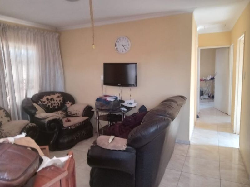 Affordable  3 bedroom 2 bathroom house for sale in Sky City . - Photo 8