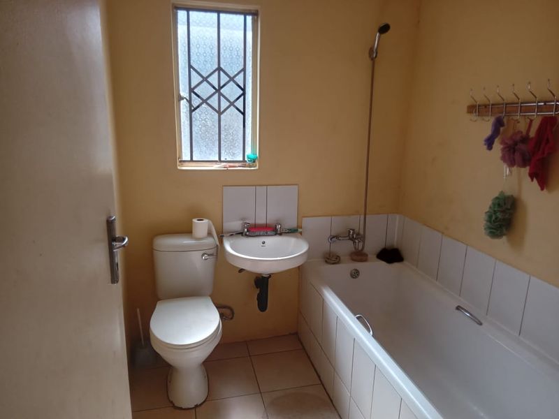 Affordable  3 bedroom 2 bathroom house for sale in Sky City . - Photo 7