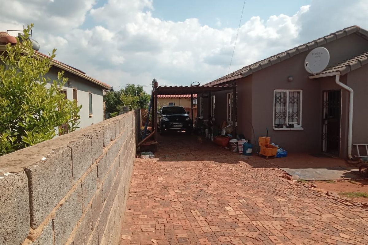 Affordable  3 bedroom 2 bathroom house for sale in Sky City . - Photo 2