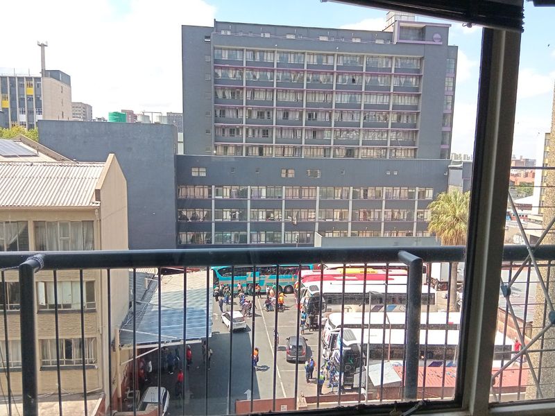 Well-Maintained  1 bedroom and 1 bathroom commune with Fully Furnished Shared Kitchen. - Photo 8