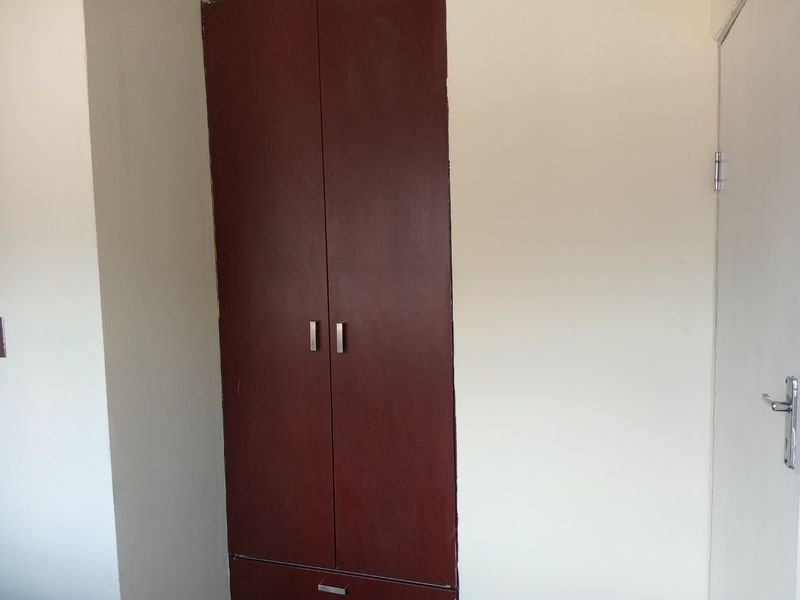 Well-Maintained  1 bedroom and 1 bathroom commune with Fully Furnished Shared Kitchen. - Photo 7