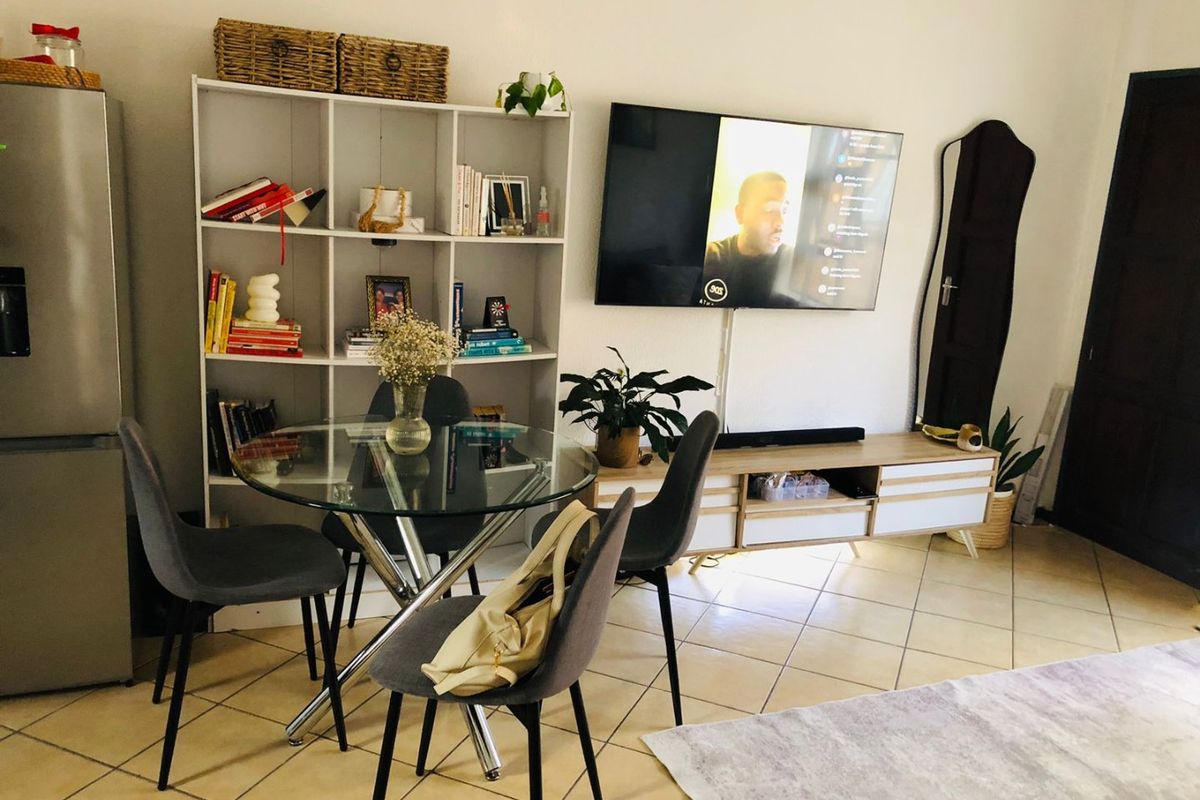 Modern 2 Bedroom Apartment for Sale - Photo 3