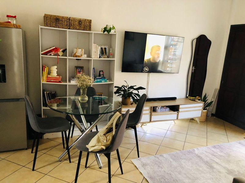 Modern 2 Bedroom Apartment for Sale - Photo 3