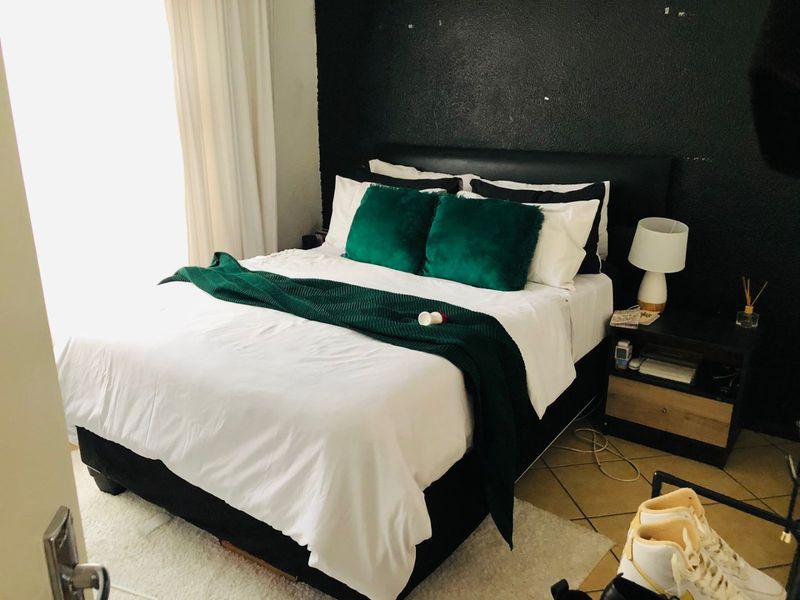 Modern 2 Bedroom Apartment for Sale - Photo 7