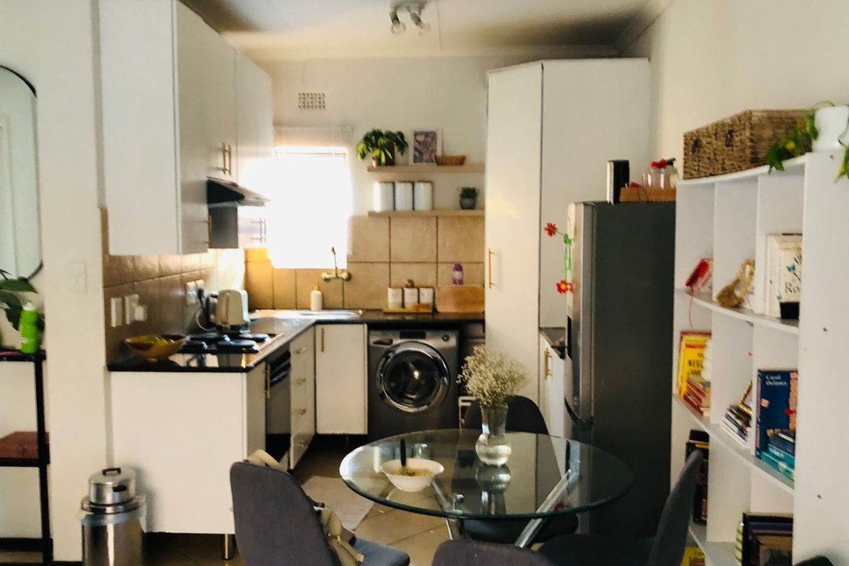 Modern 2 Bedroom Apartment for Sale - Photo 2