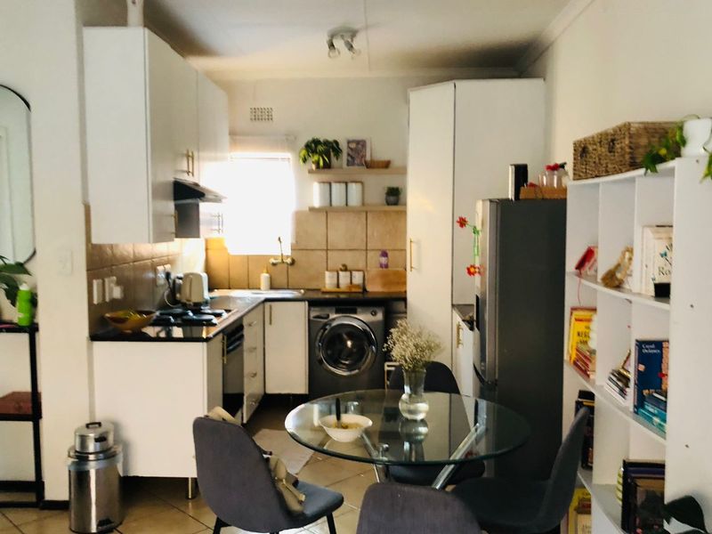 Modern 2 Bedroom Apartment for Sale - Photo 2