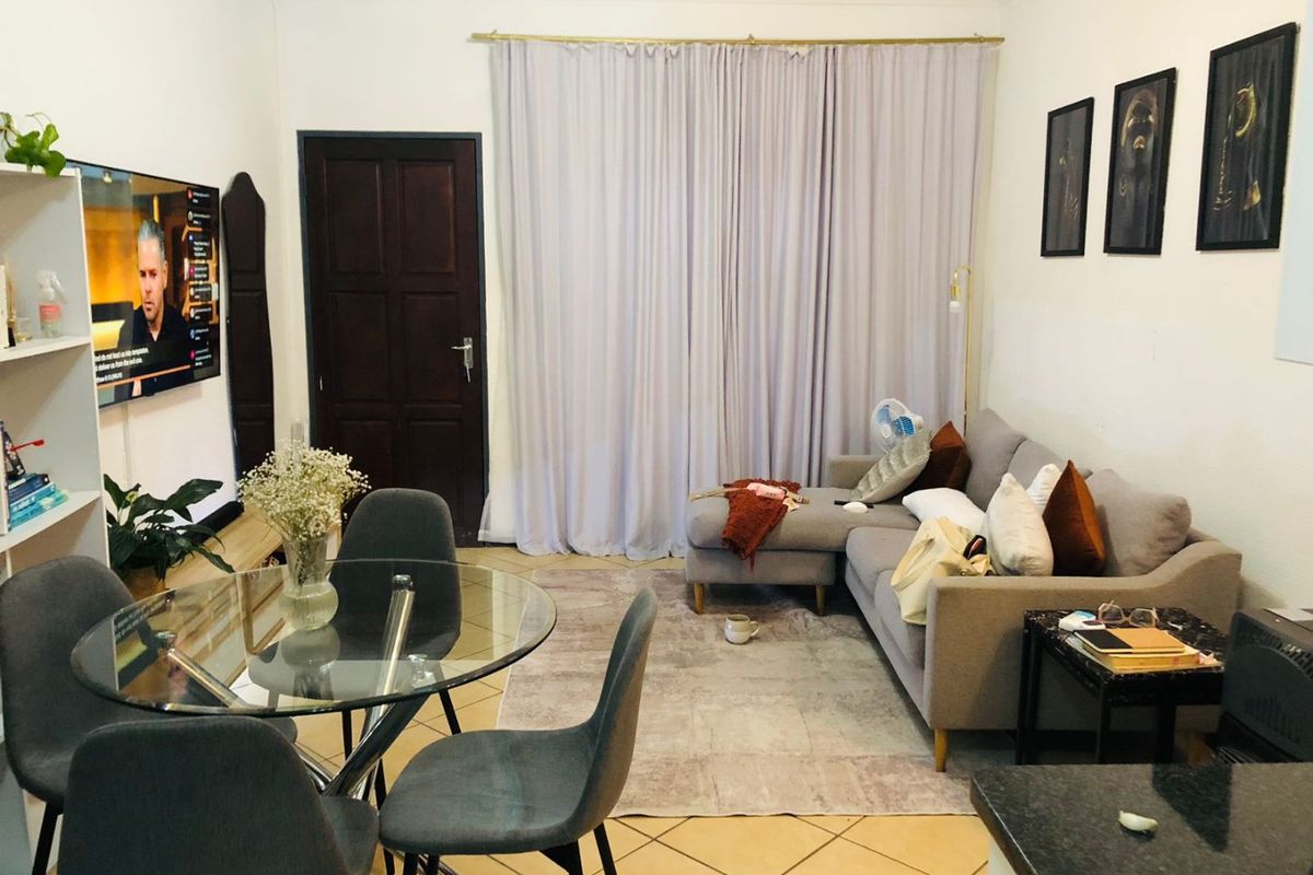 Modern 2 Bedroom Apartment for Sale - Photo 4