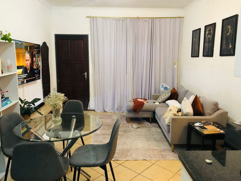 Modern 2 Bedroom Apartment for Sale - Photo 4