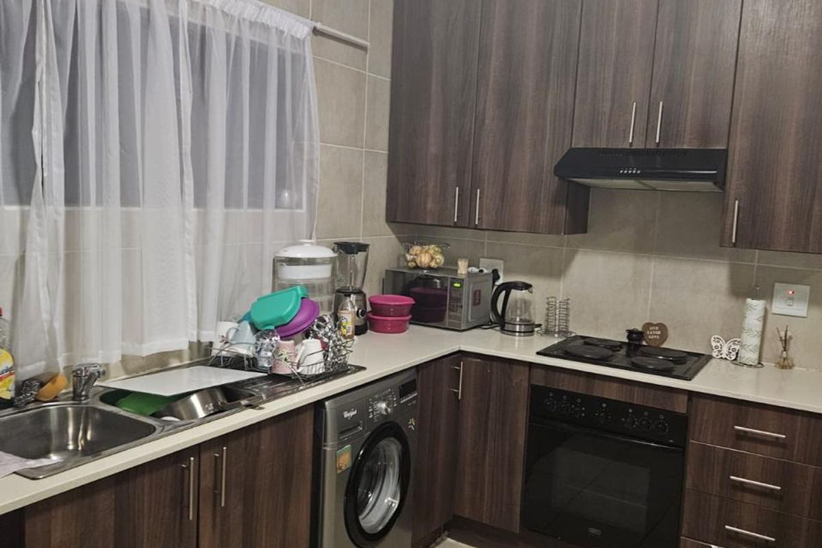 2 Bedroom and 1 Bathroom townhouse for sale in Helderwyk. - Photo 3