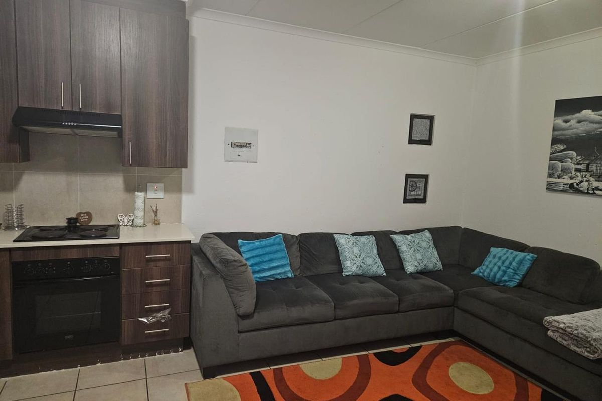 2 Bedroom and 1 Bathroom townhouse for sale in Helderwyk. - Photo 5