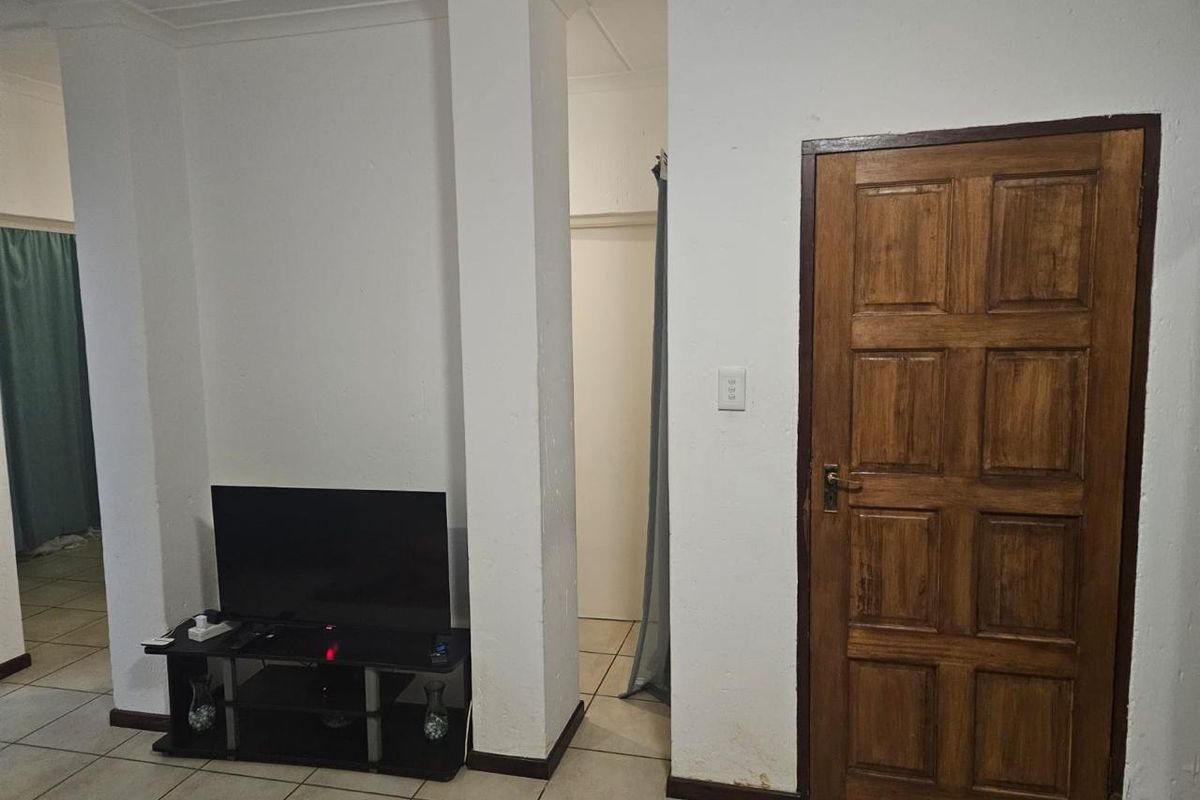 2 Bedroom and 1 Bathroom townhouse for sale in Helderwyk. - Photo 4