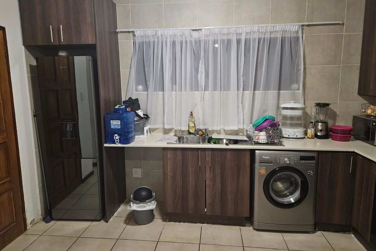 2 Bedroom and 1 Bathroom townhouse for sale in Helderwyk. - Photo 2
