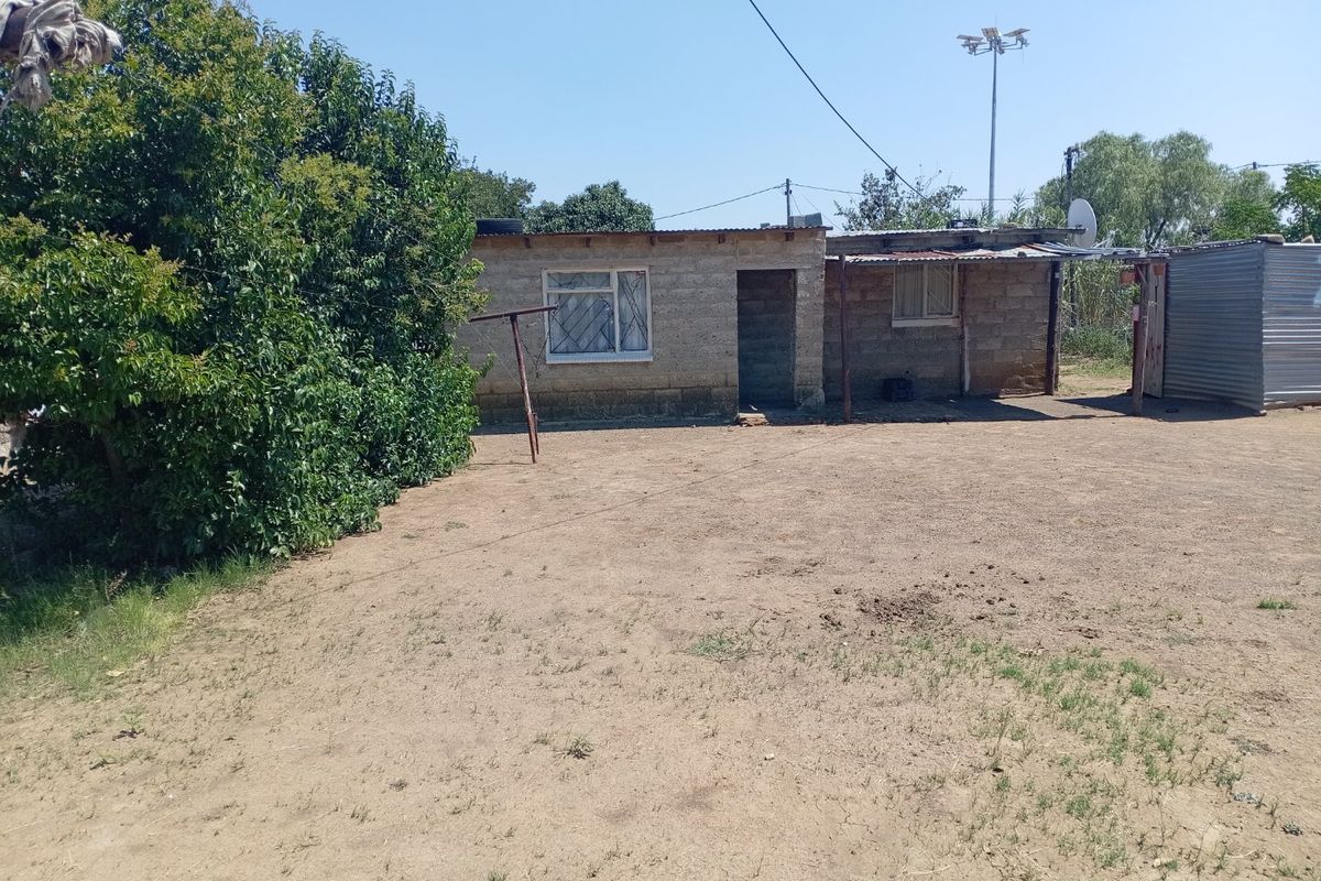 House For Sale E section  - Photo 2