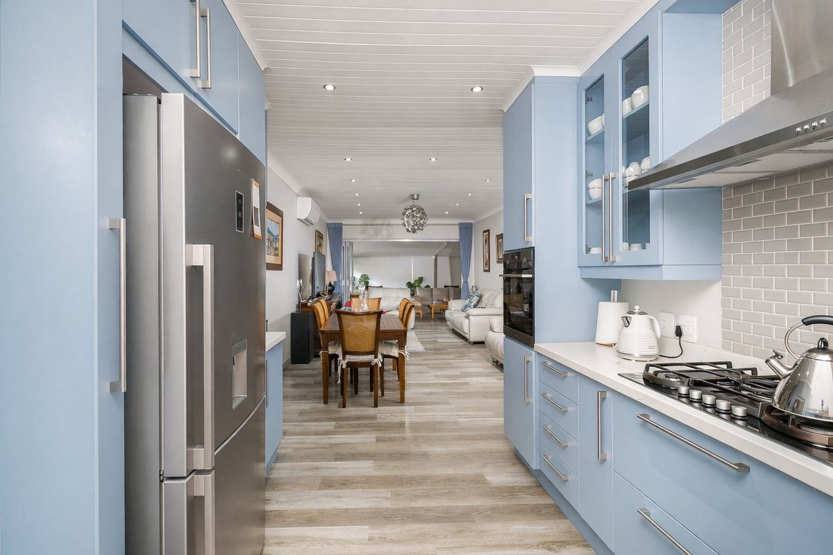 Refined Modern Living with Seamless Indoor-Outdoor Flow - Photo 3