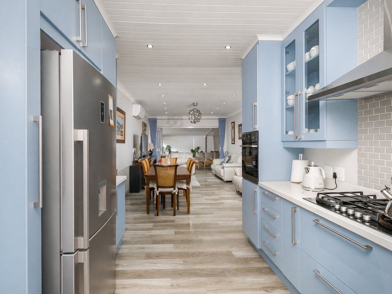 Refined Modern Living with Seamless Indoor-Outdoor Flow - Photo 3