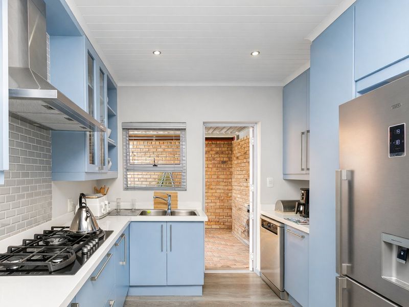 Refined Modern Living with Seamless Indoor-Outdoor Flow - Photo 2