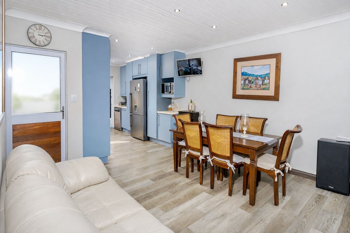 Refined Modern Living with Seamless Indoor-Outdoor Flow - Photo 5